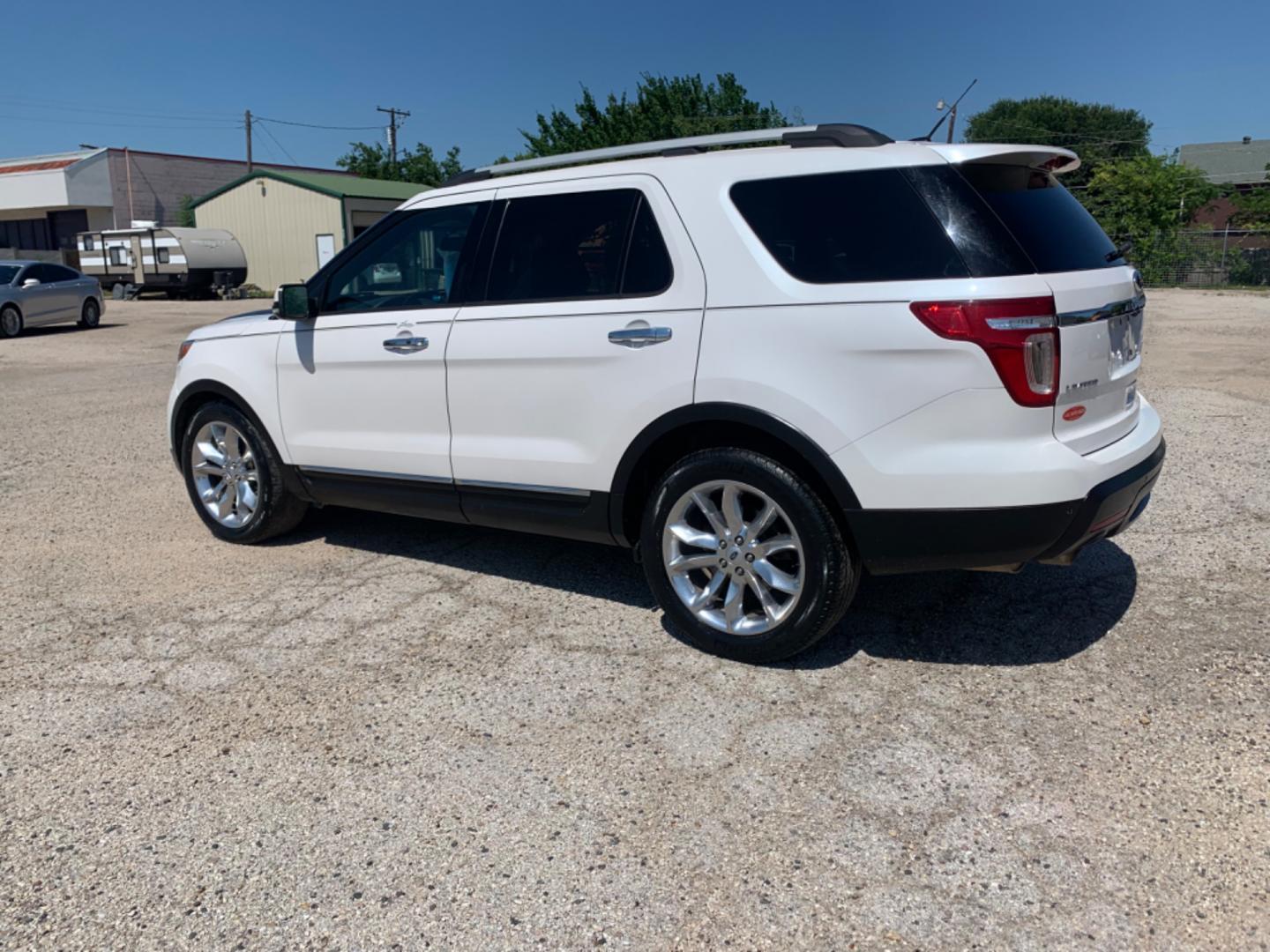 2013 White /Black/Mocha Ford Explorer Limited (1FM5K7F80DG) with an 3.5L FI DOHC 213 CID engine, AUTOMATIC transmission, located at 1830 North Belt Line Road, Irving, TX, 75061, (469) 524-0199, 32.834373, -96.993584 - Photo#3